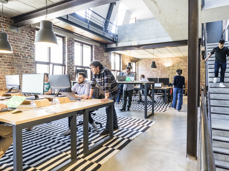 Espace de travail de l'agence Conception Web Gatineau — équipe de designers et développeurs dans un loft industriel