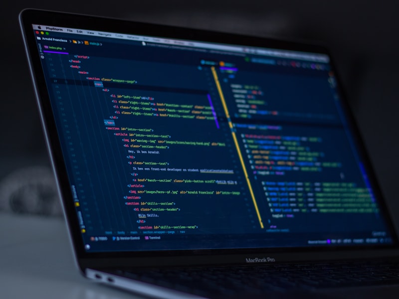 Code HTML affiché sur écran de portable — développement front-end