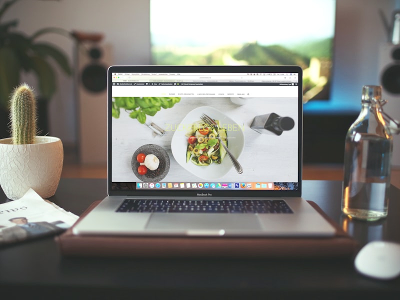 MacBook affichant un site vitrine d'un commerce local de Gatineau avec photos et menu