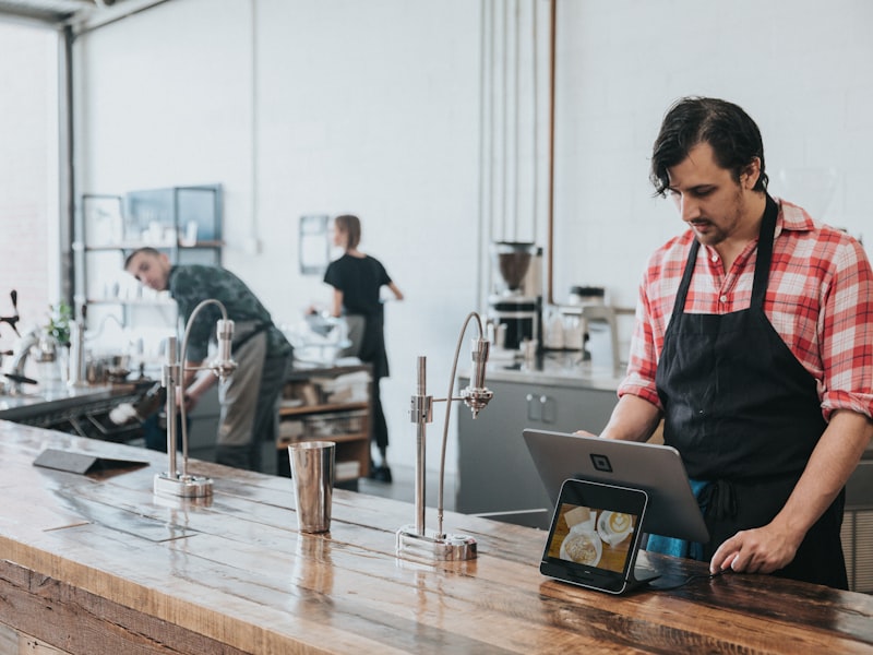 Caisse iPad dans un café — paiement mobile et boutique en ligne intégrés