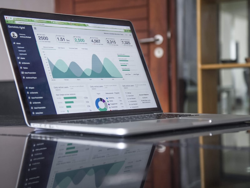 Portable montrant un tableau de bord Google Ads avec courbes et statistiques de campagnes