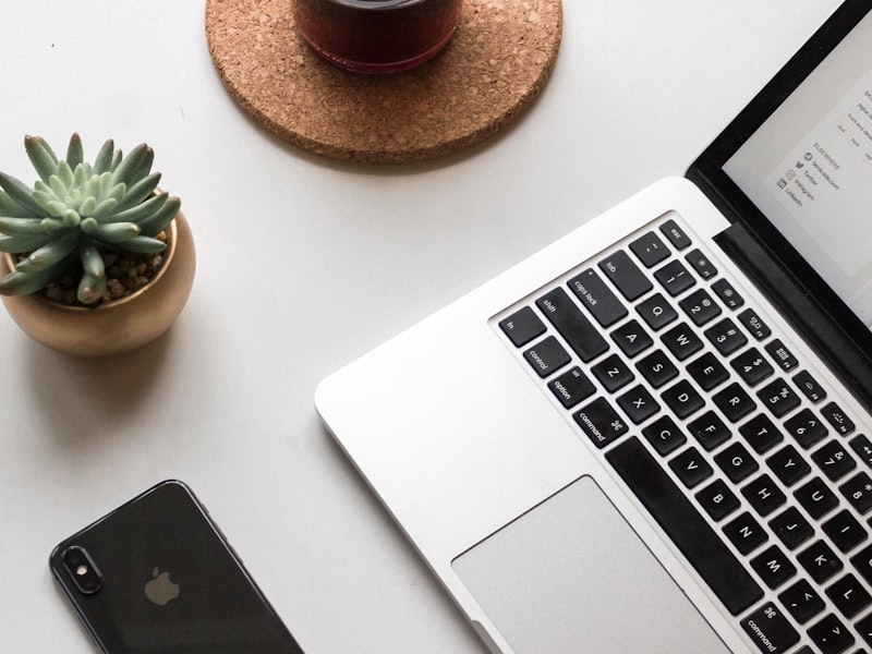 iPhone et MacBook sur un bureau — site responsive et mobile-first